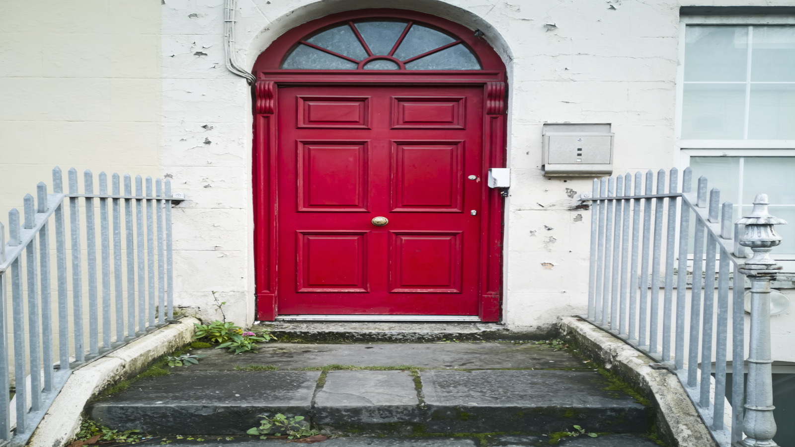 Garip şekilli pencerelere gizlilik filmi eklemenin daha kolay yolu