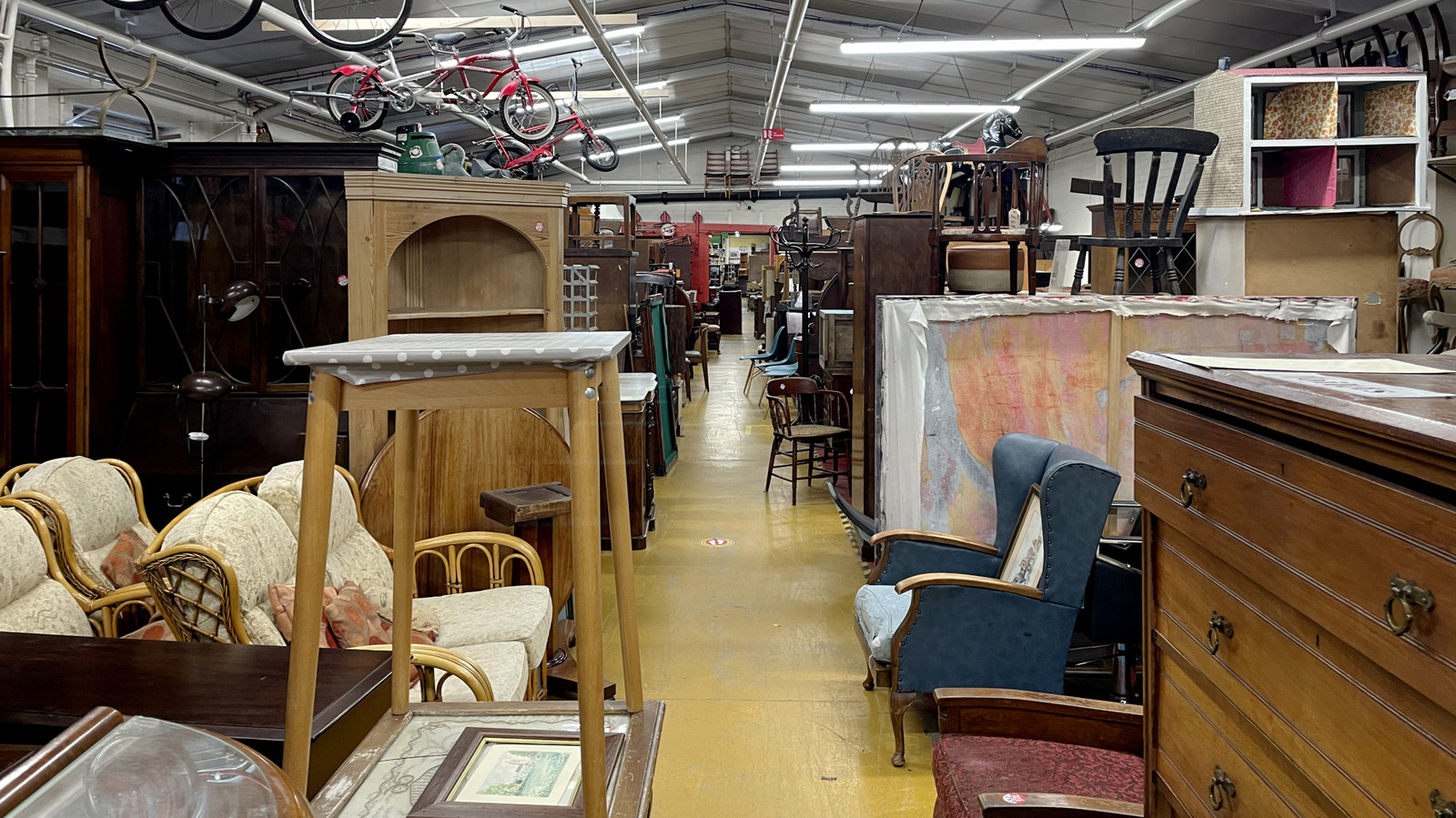 Yerel tasarruf mağazasından satın almaktan kaçınmanız gereken mobilya türü