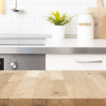 Dolar ağacı kasalarını küçük temelleri düzenli tutmak için bir tezgah ekran rafına dönüştürün