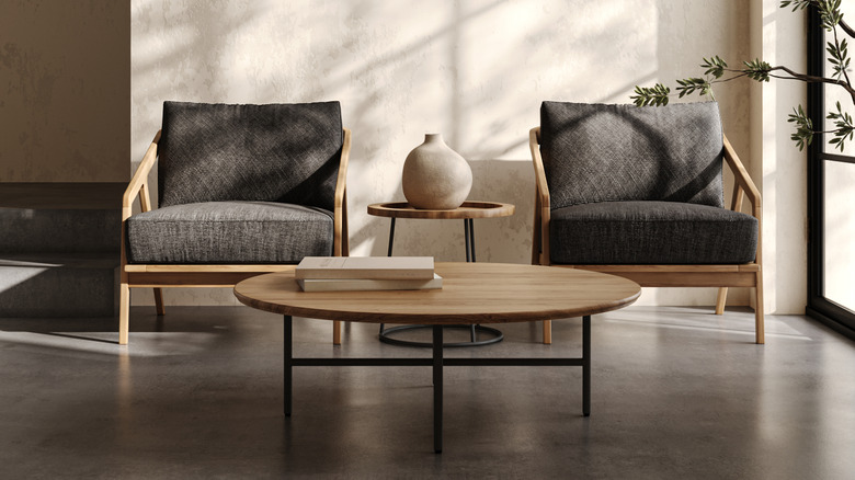 Organik modernizm stilleri ile dekore edilmiş salon alanı