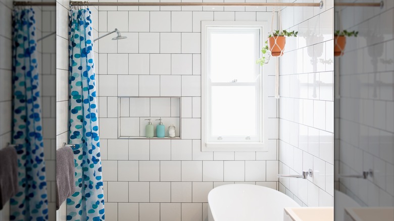 Duş alanında küvet ile küçük banyo