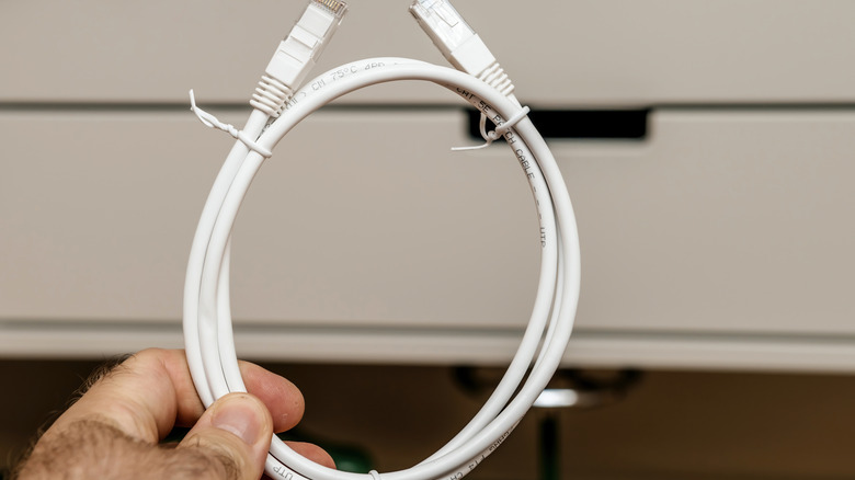 Sarılı bir kabloyu birlikte tutmak için kullanılan bükülme bağları