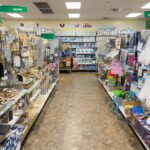 Bir dolar ağaç cam bardağı ve bahçe kasesinden DIY yapabileceğiniz uygun fiyatlı yan masa