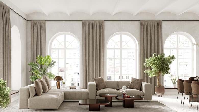 Tonozlu tavanları ve uzun perdeleri olan bir oda