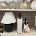 Tutulmuş bir cam abajurun süslü bir çiçek vazoya dönüştürmesinin çarpıcı yolu