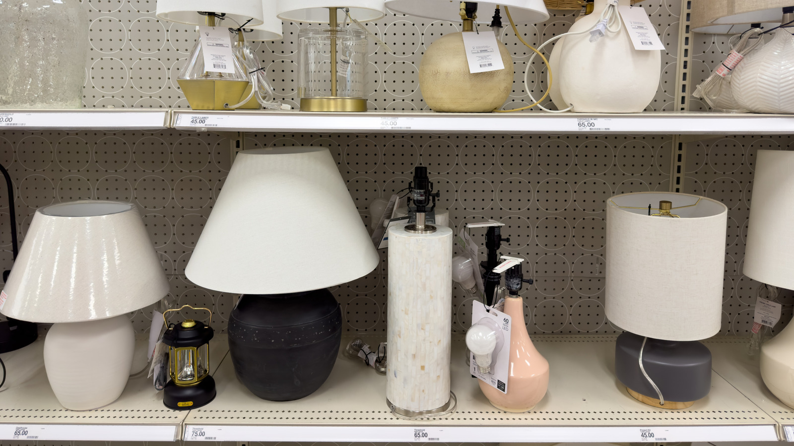 Tutulmuş bir cam abajurun süslü bir çiçek vazoya dönüştürmesinin çarpıcı yolu