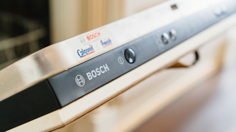 Biraz Ajar olan bir Bosch Bulaşık Makinesi'nin kapısı