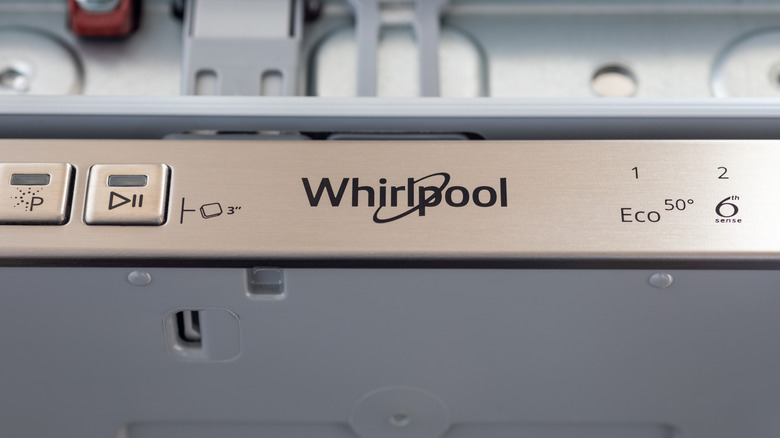 Bir jakuzi bulaşık makinesi kapısı hafifçe açık