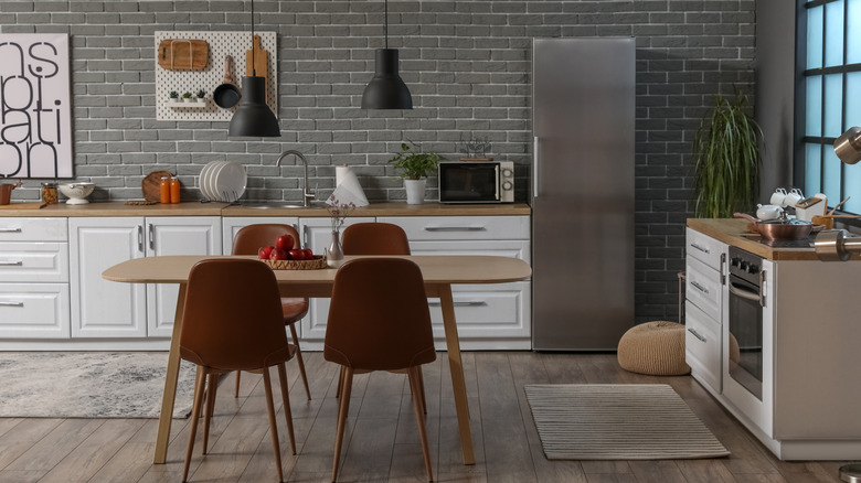 İki kilolu ve yemek masası olan bir mutfak