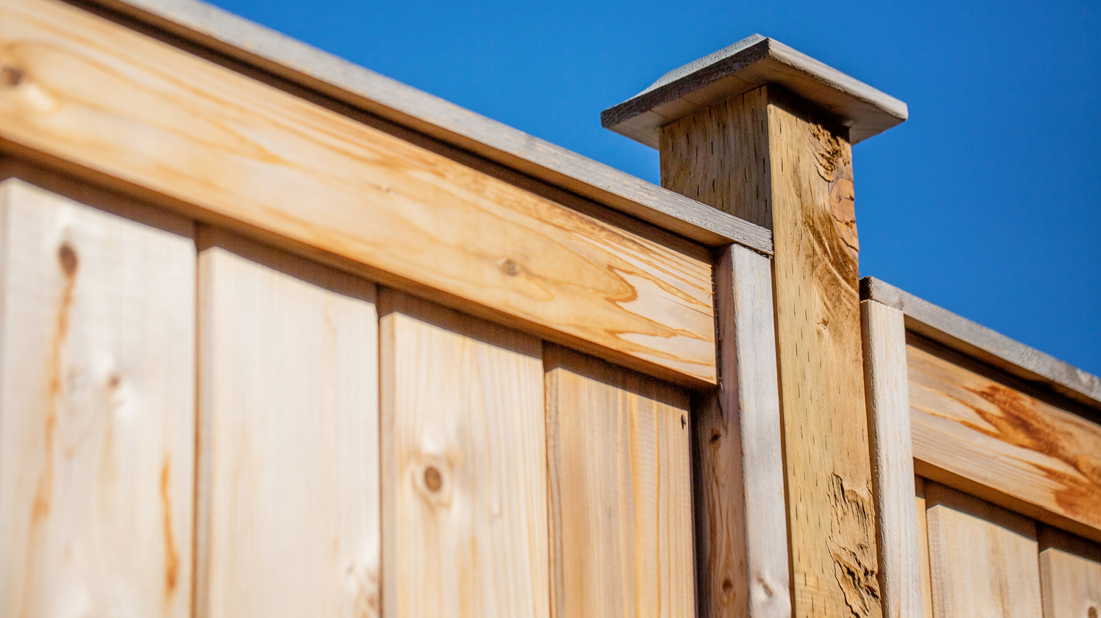 Yarım turlu bir eklemi olan ahşap bir çit direğine nasıl uzunluk eklenir