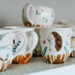 Sevimli kahve ve çay kupalarınızı bütçe dostu bir depolama hack ile sergileyin