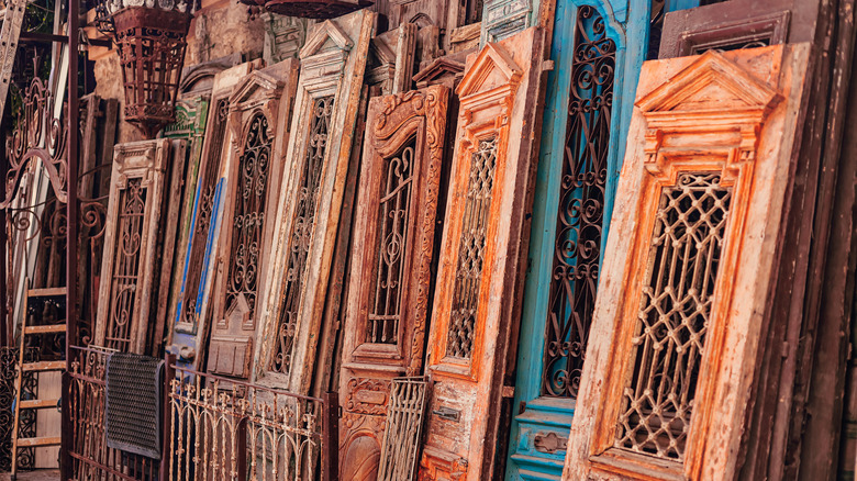 Bir kurtarma dükkanında eski karmaşık ahşap kapılar