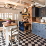 Yine pratik hale gelen modası geçmiş mutfak dolabı tasarımı