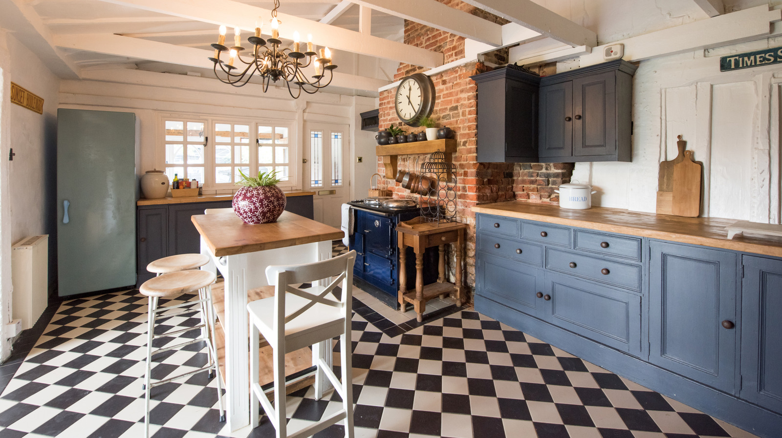 Yine pratik hale gelen modası geçmiş mutfak dolabı tasarımı