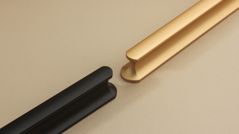 Mat Siyah ve Altın Çekmece yan yana