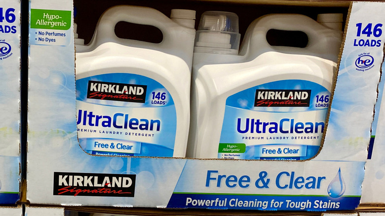 Costco'da Kirkland Ultra Temiz Ücretsiz ve Açık Deterjan Şişeleri