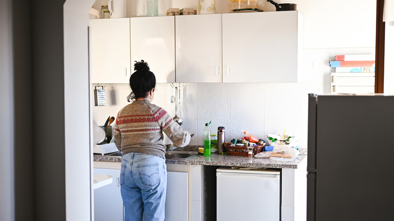 Arka mutfakta temizlik yapan kadın