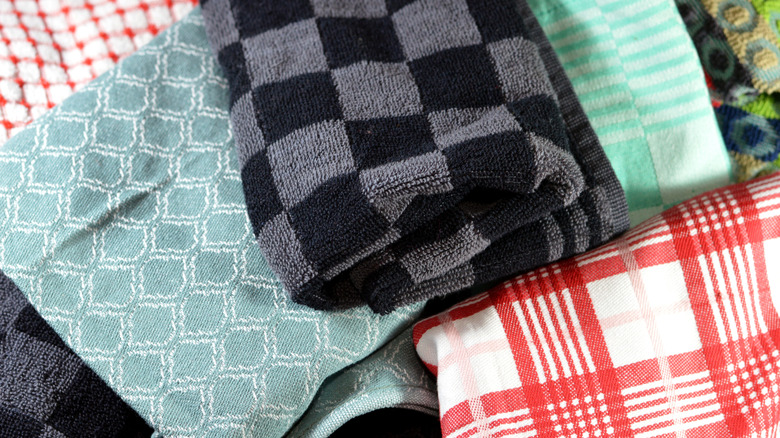 Bazı mikrofiberler dahil bir yığın katlanmış bez