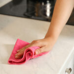 Neden her zaman mermer tezgahlarda bir mikrofiber bez kullanmalısınız?