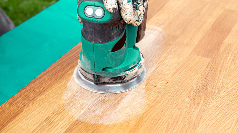 Bir ButcherBlock tezgahını tazelemek için bir yörünge zımpara kullanılır