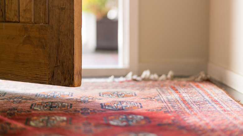 Yere koyulan bir halı üzerinde açılan bir kapı