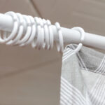 Bir bütçeyle evinizi yükseltmek için duş perdesi halkalarını neşeli dekora dönüştürün