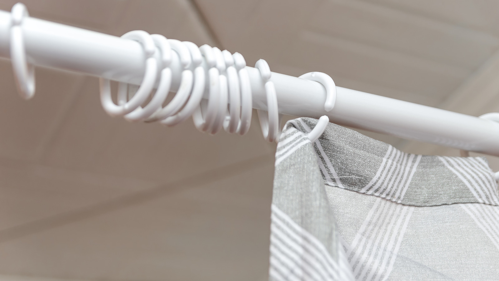 Bir bütçeyle evinizi yükseltmek için duş perdesi halkalarını neşeli dekora dönüştürün