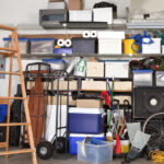 Daha iyi depolama ve organizasyon için en basit garaj merdiveni montajı