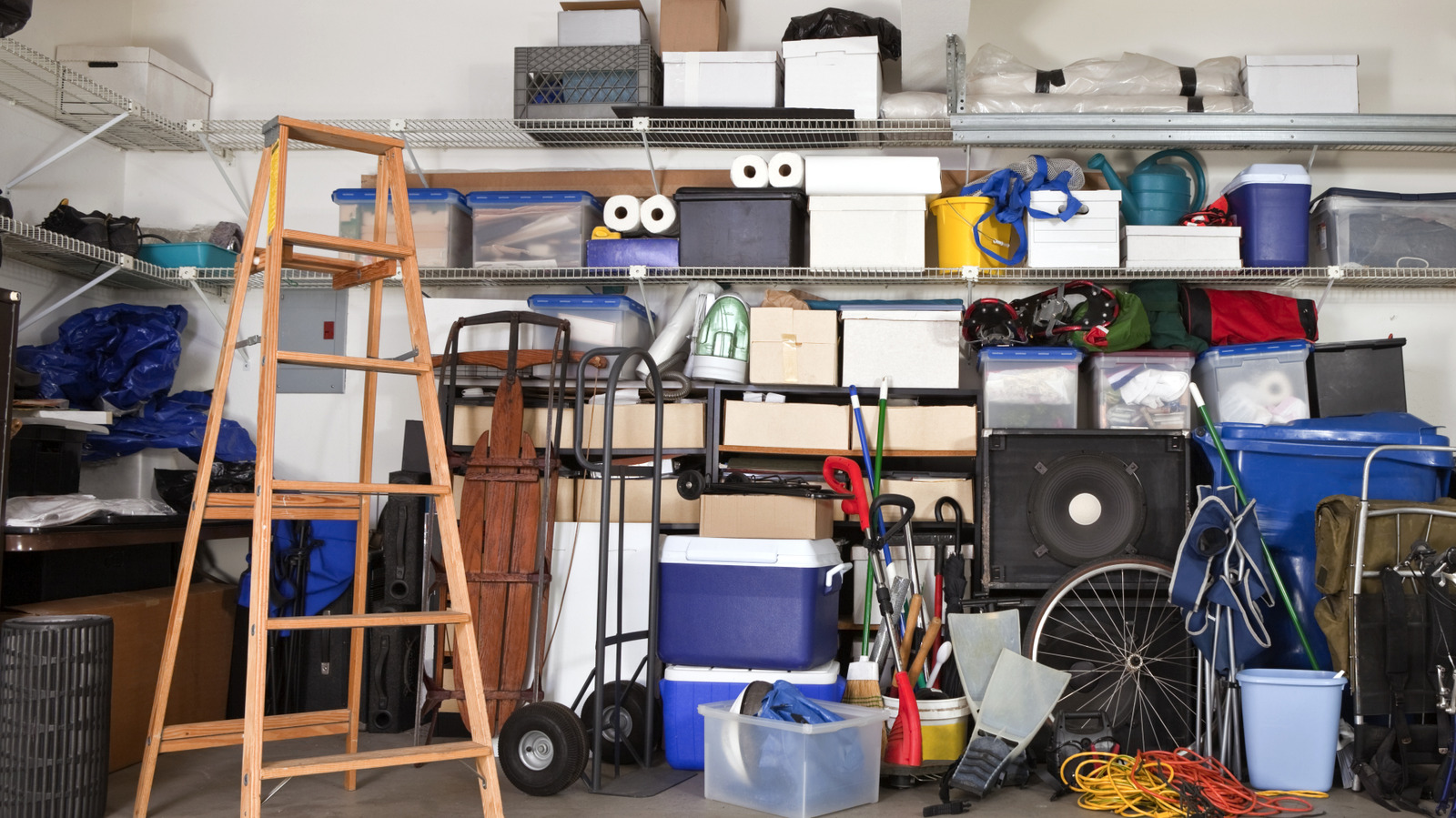 Daha iyi depolama ve organizasyon için en basit garaj merdiveni montajı