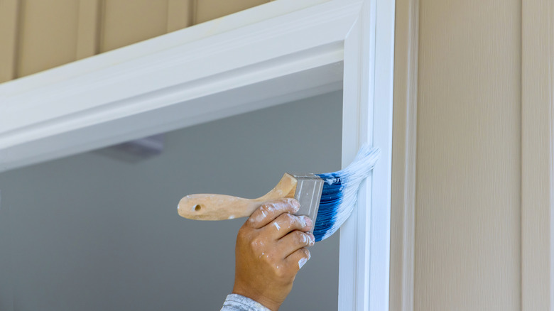 Brickmold'u bir kapının etrafında boyamak