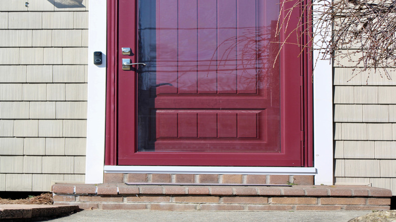 Beyaz Brickmold yeni, meyve renkli bir ön kapı ve fırtına kapısı etrafında