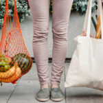 Yeniden kullanılabilir alışveriş çantalarını bir dolar ağacı ile sıkışmış ve organize tutun