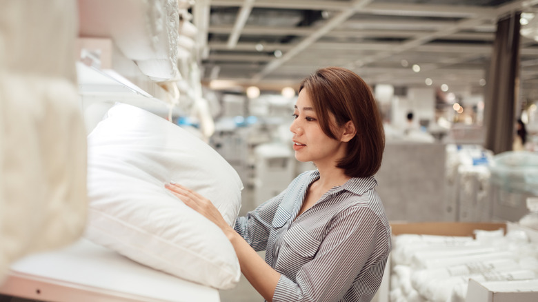 Yeni yastıklar için alışveriş yapan bir mağazada kadın