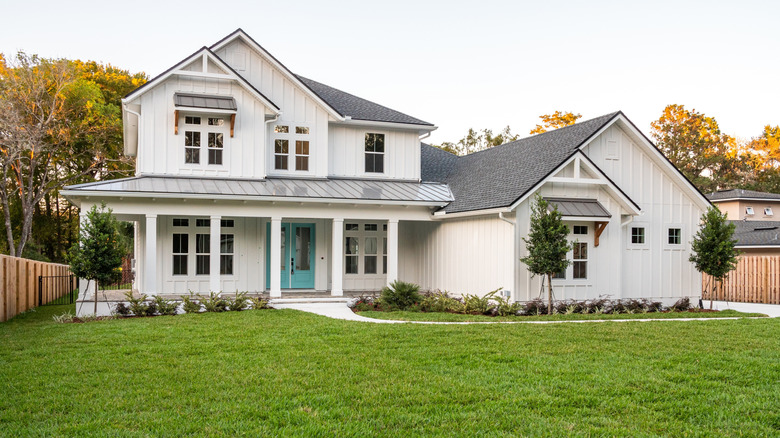 Güzel yeşil çimleri olan bir ev