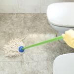 Banyo zeminlerini silinmeli misiniz? İşte manuel olarak ovmayı denemeniz gerektiği