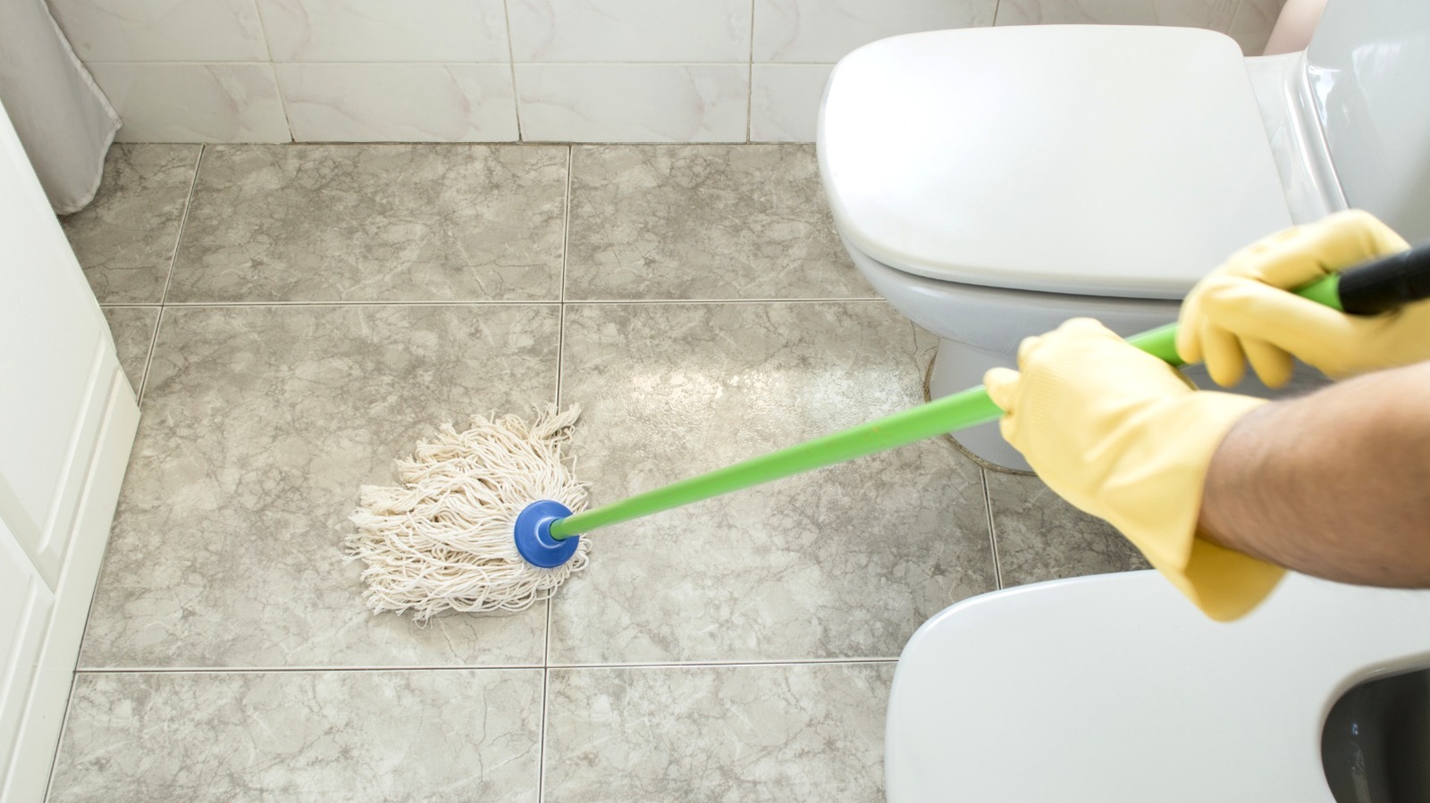 Banyo zeminlerini silinmeli misiniz? İşte manuel olarak ovmayı denemeniz gerektiği