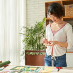 Pratik bardak altlığı olarak ikiye katlanan sevimli bir kaktüs dekoru