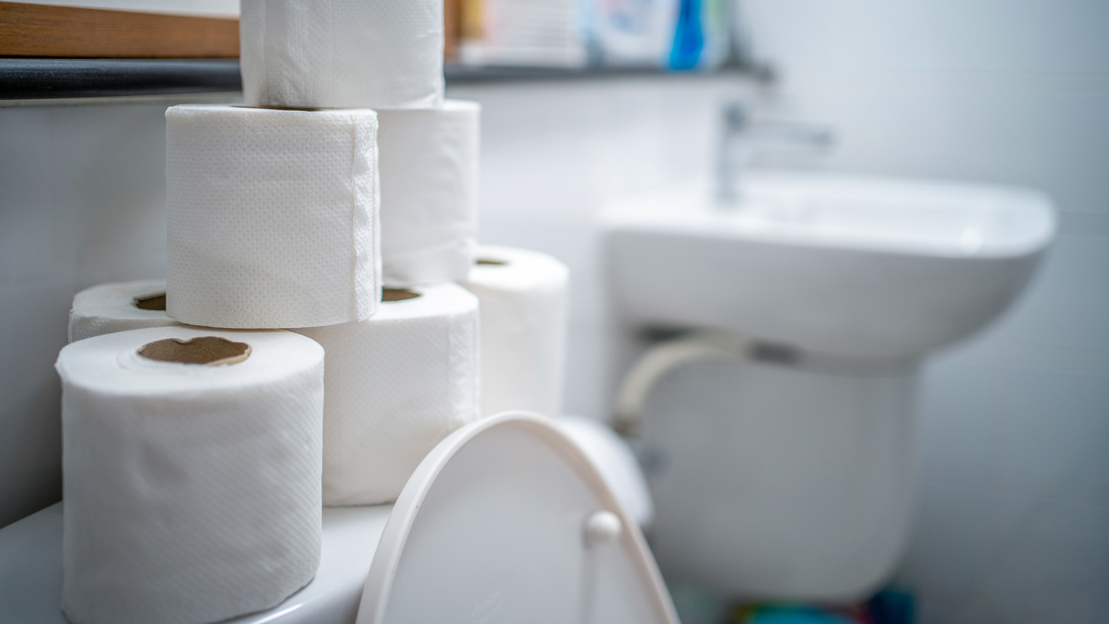 Bütçe dostu DIY ile tuvalet kağıdı için kolayca güzel bir depolama sepeti oluşturun