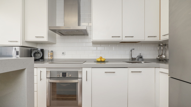 Sınırlı dolap alanına sahip küçük mutfak