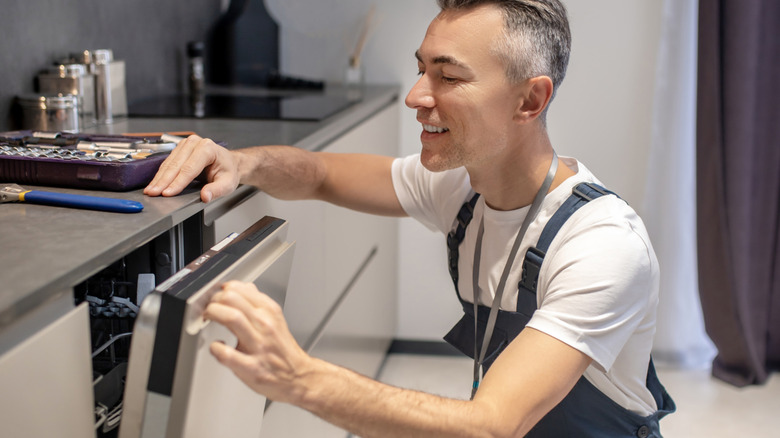 Açık bulaşık makinesi kapısının kırılması