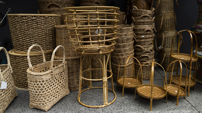 Sepetler, çanta ve bir bitki standı dahil olmak üzere birden fazla rattan öğesinin resmi.