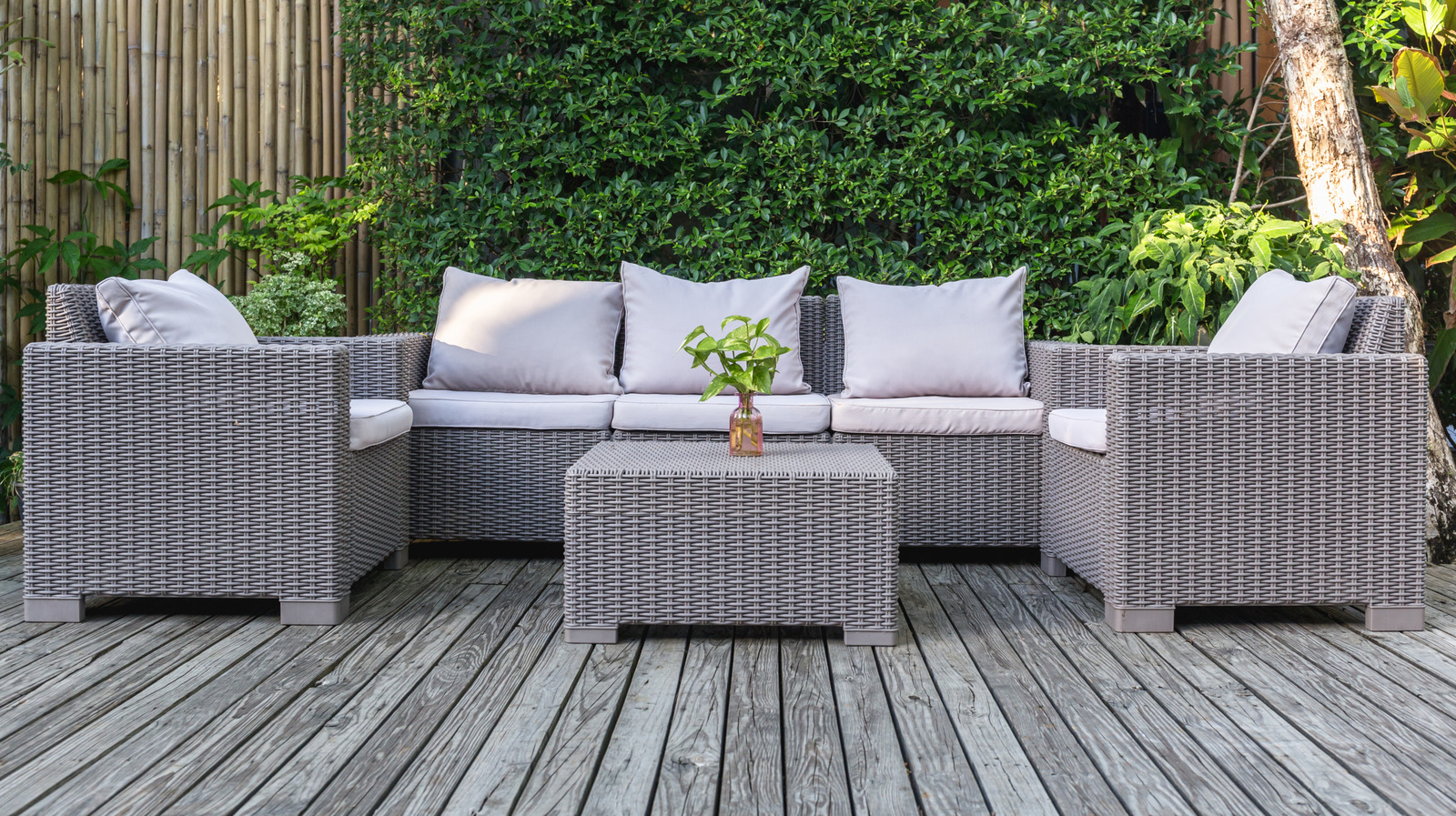 Kırık rattan dış mekan mobilyalarını atmak yerine nasıl yeniden kullanılır