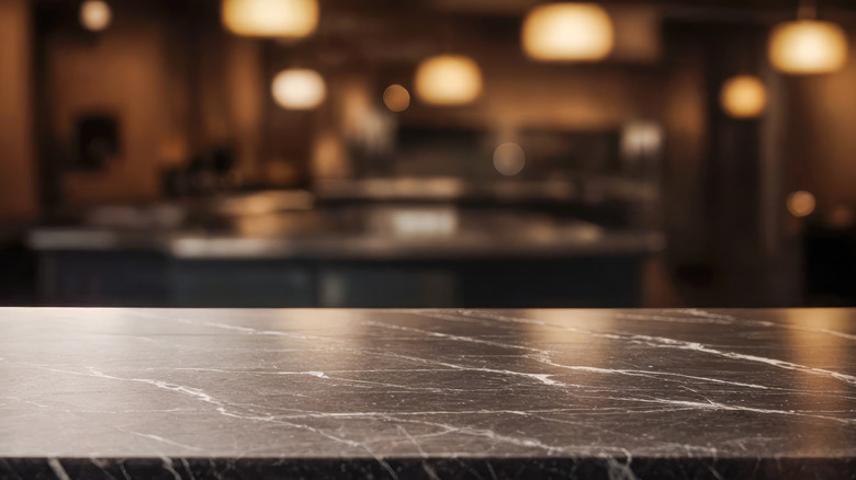 Beyaz mermi ile siyah tezgah