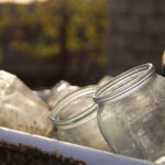 DIY Yeniden yerleştirilmiş cam kavanozları kullanarak ucuz bir bahçe yolu