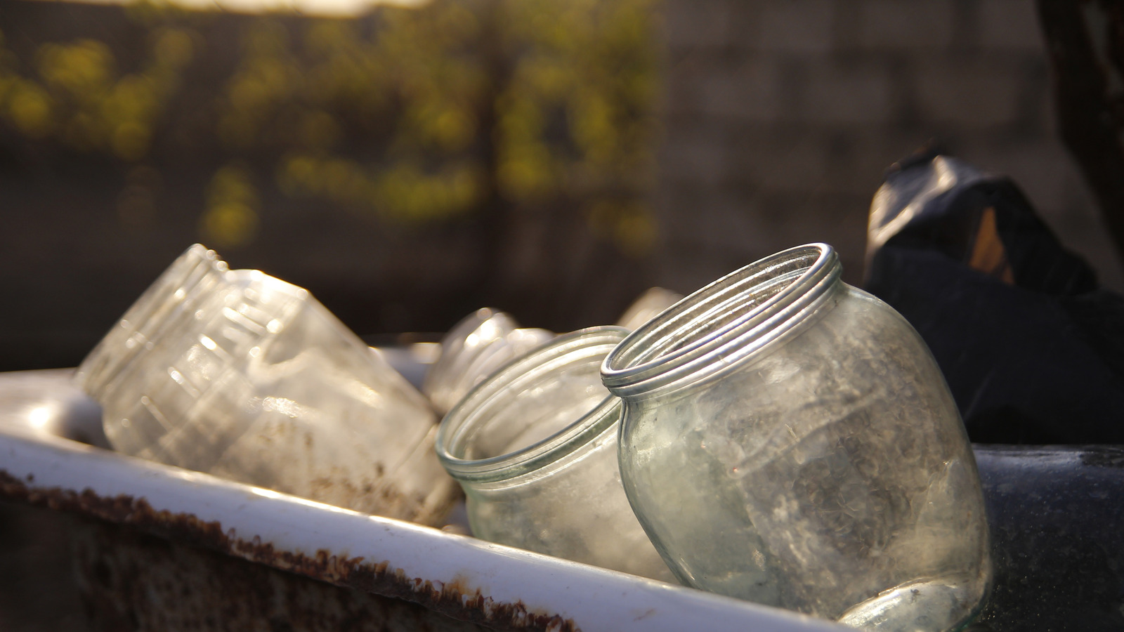 DIY Yeniden yerleştirilmiş cam kavanozları kullanarak ucuz bir bahçe yolu