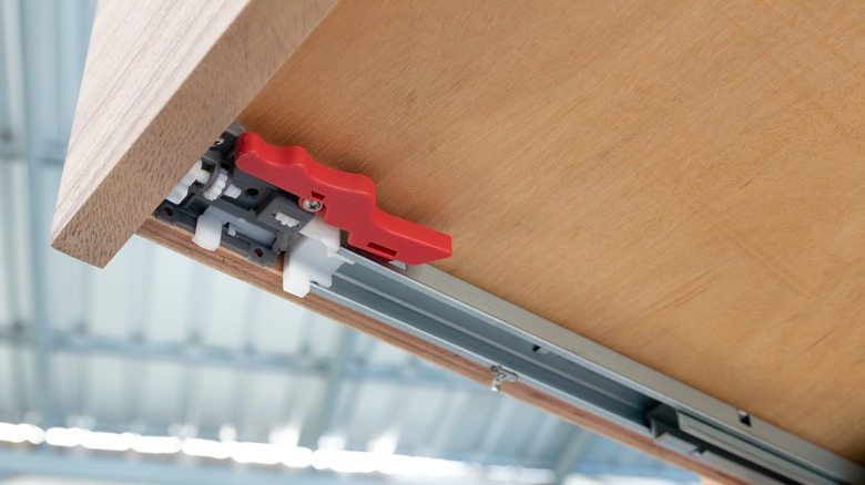 Açık ahşap çekmeceli, yüklü Undermount Çekmece slaytlarını gösterir