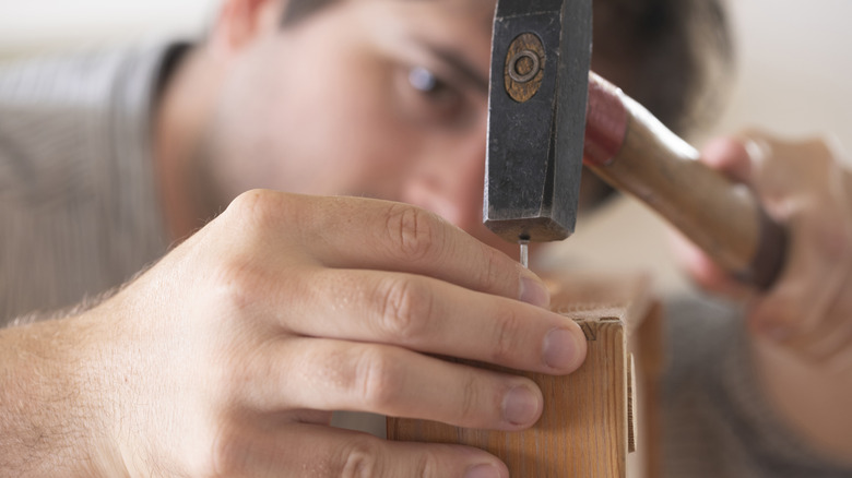 Bir çivi çeken kişi