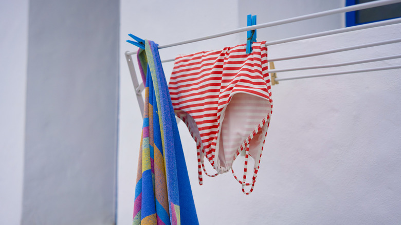 Giyim rafında mayo ve havlu kurutma