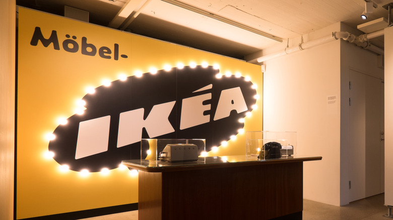 1954 logosunu gösteren IKEA Müzesi'nin içi