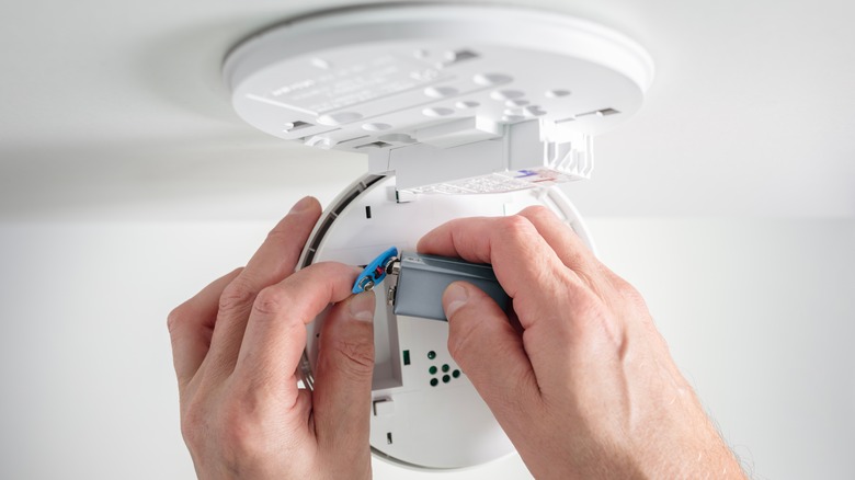 Duman dedektöründe pilleri değiştiren kişi